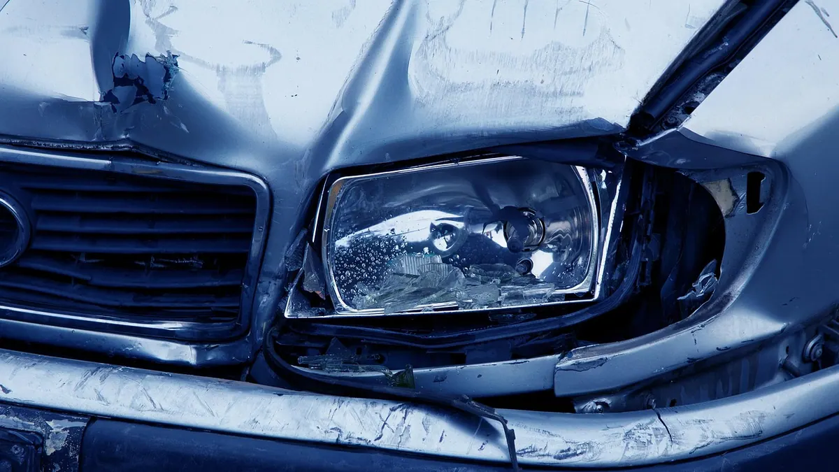 Phare brisé d’une voiture accidentée
